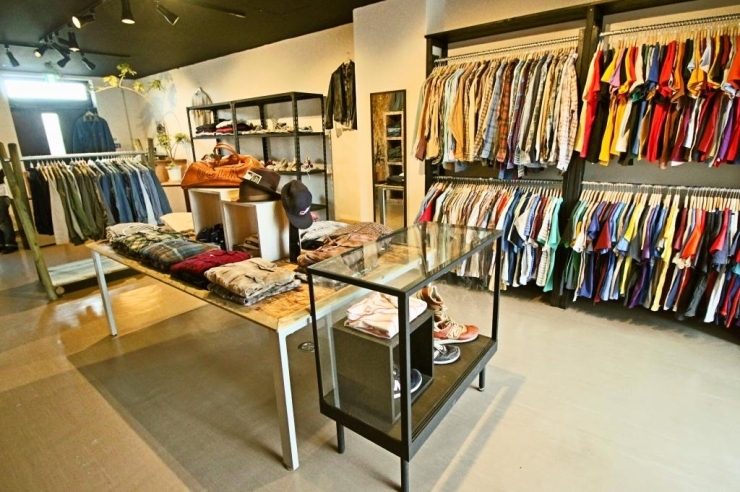 広々とした店内にはバッグ・靴・レディース・メンズとあり更衣室も完備。