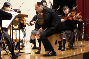 顧問：山田先生<br>先生もノリノリで演奏！