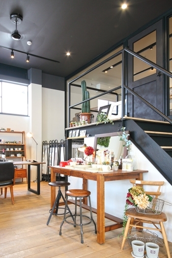 黒と白を基調にしたスタイリッシュな店内「One’s Furniture「KAGULAS -カグラス-」」