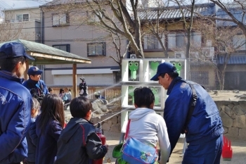 消火器の使い方を理解して、しっかり的をとらえています。