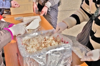 蒸たての非常食が、手際よく盛り付けられてゆきます。