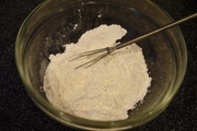 【3】ボウルに薄力粉、ベーキングパウダー<br>塩ひとつまみを混ぜる。