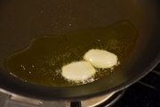 【5】フライパンに、オリーブオイル大さじ１を熱し、<br>ニンニクを弱火で炒めて香りを出す。