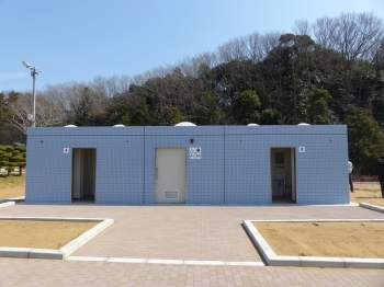 屋外トイレ　男子用（大便器2基、小便器3基）、女子用（4基）、多目的用（車いす利用可1基）