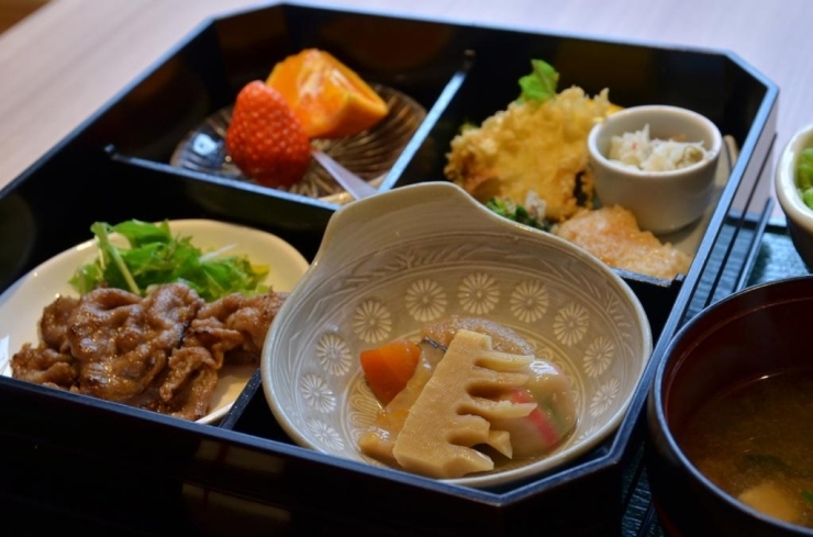 3月の松花堂は、豚肉の生姜焼き・出し巻き卵・たらムニエル・イカ天ぷら・煮物・酢の物・サラダ・フルーツ。