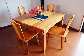 家族が向き合って楽しいひと時を過ごせるテーブル「木作家（キサクヤ）」