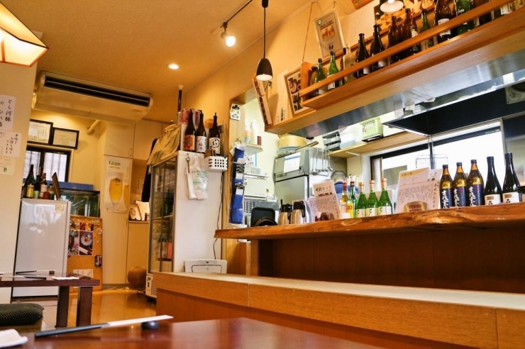 一軒家の一角が店内になっており、家庭的な雰囲気の中に日本酒好きにはたまらないお酒がいっぱい♪