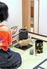 梶の葉を取り上げて両手で仕舞う所作も素敵❣「【東京で人気のカルチャースクール】エコールプチピエ銀座　真夏の茶道のお稽古《葉蓋（はぶた）の点前》」