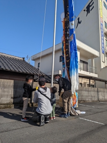 「本日初の試み 鯉のぼりをあげてみよう体験！」