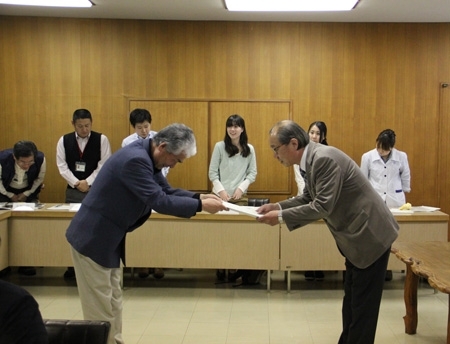 佐藤代表から市長へ26の提案書を提出。