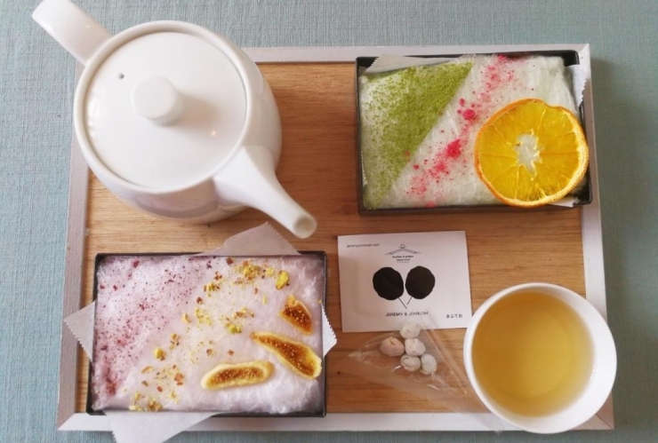 wata-hako：特製綿菓子とドライフルーツ、ドライハーブ、ドライナッツの織り成す色彩と風味。<br>写真は、『抹茶綿菓子』と『薔薇綿菓子』の箱と一保堂茶舗さんのお茶のセット（900円）。