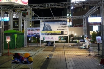 松戸駅西口デッキに特別ステージが設置されていました。