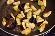 【4】フライパンにオリーブオイル大さじ２を熱し<br>ナスを中火で炒める（こんがり焼き色がつくくらい）。<br>塩ひとつまみをふり、一旦取り出す。