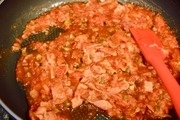 【6】（5）のフライパンにトマト缶、ケッパー<br>赤ワインを加え中火にし<br>グツグツと煮立ったら弱火にして4分煮る。<br>塩コショウで味を整える。