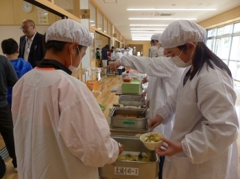 給食！というとお馴染みのこの風景。