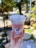 ピンクの可愛い色合いのいちごソーダ🍓「参道カフェ「カミカケ茶屋」より営業時間変更のお知らせ｜新メニュー＆わんちゃんのおやつも登場！」