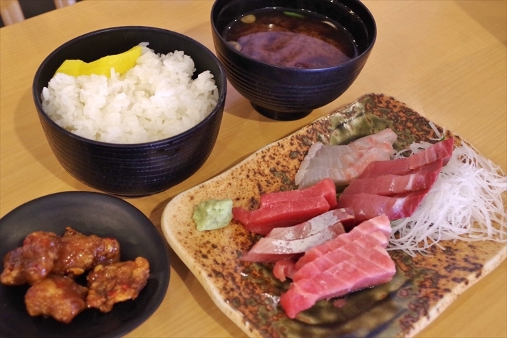 本日のお造り定食（盛り合わせ）750円（税別）。小皿のまぐろの竜田揚げチリソース和えが絶妙