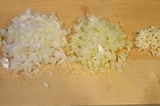 【1】お米は研いでザルにあげておく。<br>にんにく、セロリ、新玉ねぎをみじん切りにする。<br>仕上げ用のケッパーを粗く刻み、チーズを削っておく。