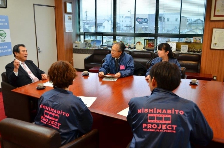 豊岡武士市長（左）前田磨理事長（奥左）とＮＰＯ法人みしまびと役員の方