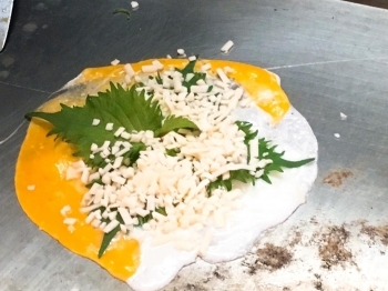 トッピングのチーズ（150円）＋しそ（100円）