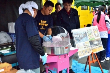 長泉町商工会青年部の人たちが、綿菓子を作っています！