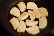 【3】（3）のフライパンにオリーブオイル小さじ１を足して<br>カブを中火で焼く。（すっと竹串が通る程度に）