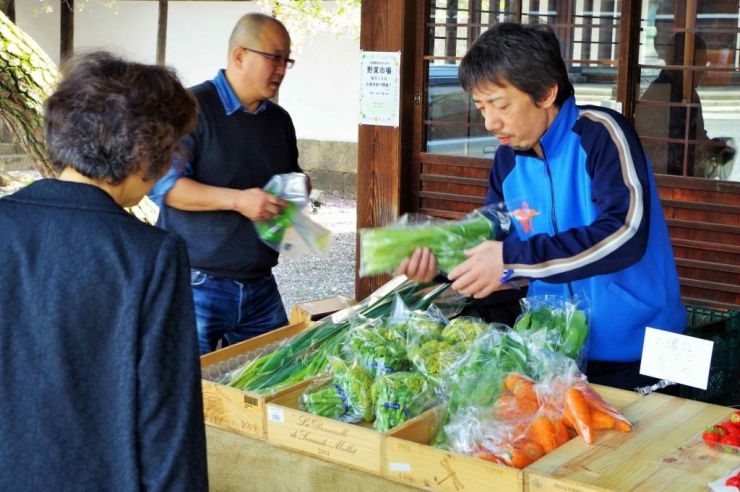 品出しをしたそばから売れていく盛況ぶり。