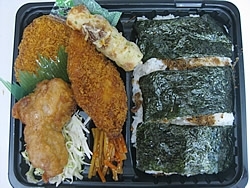 人気の揚げ物とちくわ　のりがびっしり
のりデラックス弁当　442円「お弁当一番 西葛西本店」