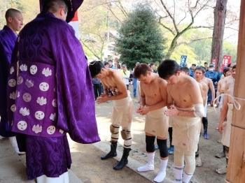 続けて大人もお参りします。<br>こちらは今年西大寺会陽で福男の高原グループさん。