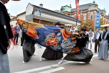 坂下町は御車山を先導する獅子頭<br>画像提供：高岡市