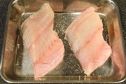 【1】バットなどに白身魚の切り身をおき、塩小さじ1/4をまんべんなくふって、冷蔵庫に１５分くらい置く。<br>出て来た水分はペーパータオルで拭き取る。