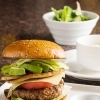 鉄板で作り上げるボリューム満点のグルメバーガー新登場！「鉄板グルメバーガー」