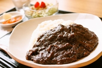 カレーライス（サラダつき）８００円（税込）