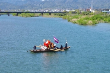 神輿が桂川を渡ります。