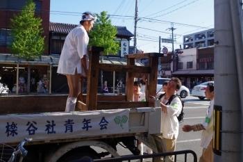 先回りして、神輿をむかえる準備をする青年会の皆さん。