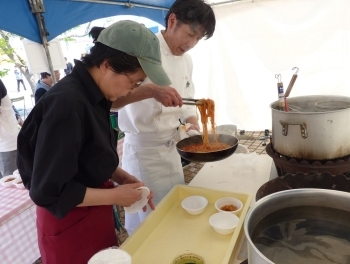 ひたちなか市のパスタ麺製造のお店「ジェノバ」では、行方市産のサツマイモを練り込んだ、パスタ麺の試食販売！　「美味しかった～（´艸｀*）」