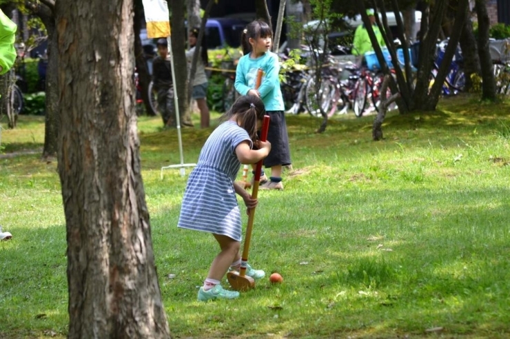 グランドゴルフを楽しむ子どもたち