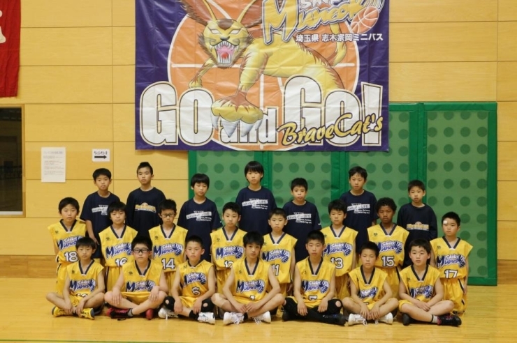 「宗岡ミニバスケットボールスポーツ少年団」の皆さん！　試合終わったばかりで表情硬いかな？！<br>第一試合、見事勝利しました！　