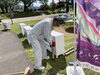 施工中の杭打ち付けの様子「しきぶきぶんミュージアム前スポンサー看板取付工事」