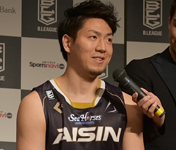 比江島慎選手（三河）<br>「NBLのときに悔しい思いをしたので、どこよりも強く優勝したい気持ちを持っています。自分たちは高さで上回っており、ディフェンスを意識していきます」