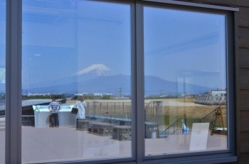 窓に写った富士山　さあ、どこでしょう・・・