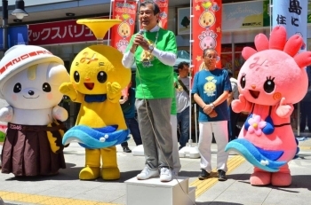 豊岡武士三島市長がお祝いにかけつけてくれました