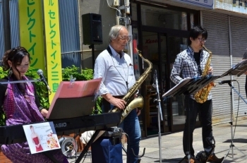 ご家族で演奏♪素敵な音色と歌声です