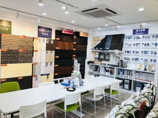 店内は屋根や外壁のサンプルを多く展示しています「受付を春らしくしました♪～外壁塗装専門店のユウマペイント船橋店～」