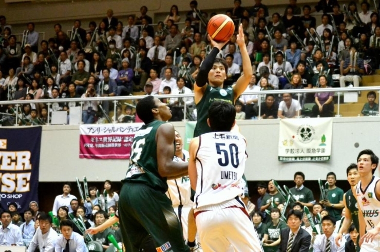 勝負を決定づける梁川選手の3Pシュート。<br>この日一番の歓声が上がった！！！