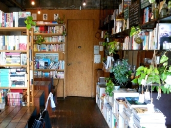 本と植物に囲まれた店内