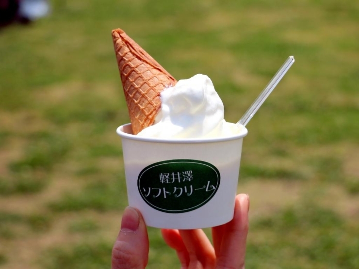 クッキーコーンの軽井澤ソフトクリーム（400円）<br>カップにしたけどクッキーコーンも乗ってますよ♪