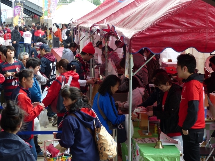 【行方の日】では、行方市の特産品を楽しみにしている方の長蛇の列が…