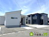 右：１号棟、左：２号棟🏠「【完成しました✨即内覧可！】吉田町住吉に全２棟🏠駐車３台以上🚗住吉小・吉田中エリア🏫広々庭スペースあり✨約４０枚の現地写真＆パノラマ公開中📸吉田町の家探し・土地情報も地域密着の不動産の39へお任せください🐰🏠」