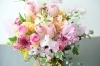 春のお花をたくさんご用意しております。「世界では男性から女性へ…”レッツ！フラワーバレンタイン”」